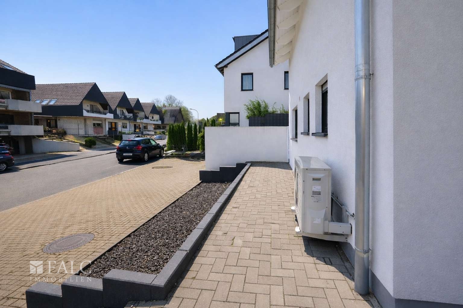 Großzügige Pflasterfläche mit Stellplätzen